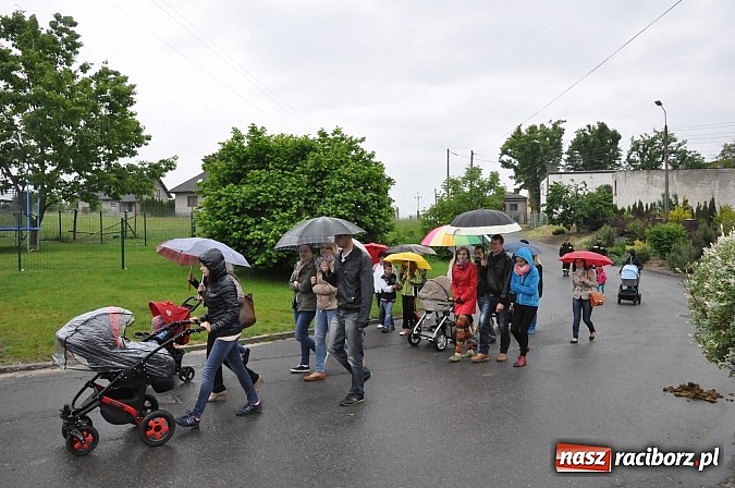 Zdjęcie w galerii na portalu naszraciborz.pl: W Brzeziu jak tradycja każe mimo deszczu poszli w procesji ze św. Urbanem wiadomości z regionu