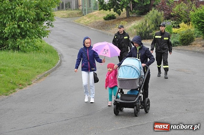 Zdjęcie w galerii na portalu naszraciborz.pl: W Brzeziu jak tradycja każe mimo deszczu poszli w procesji ze św. Urbanem wiadomości z regionu