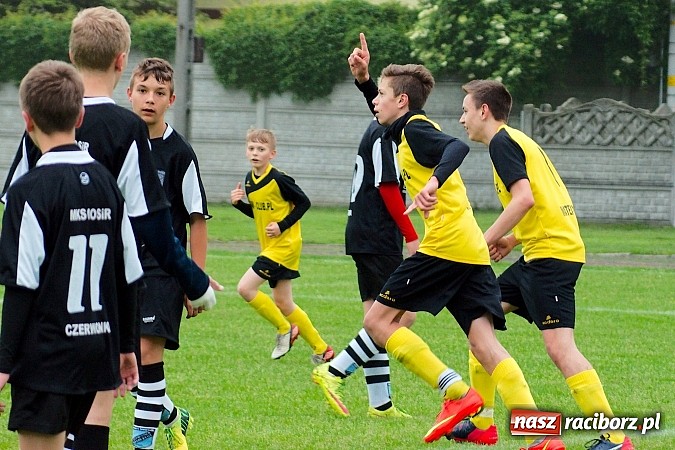 Zdjęcie w galerii na portalu naszraciborz.pl: Trampkarze Tworkowa zdeklasowali lidera z Czerwionki wiadomości z regionu