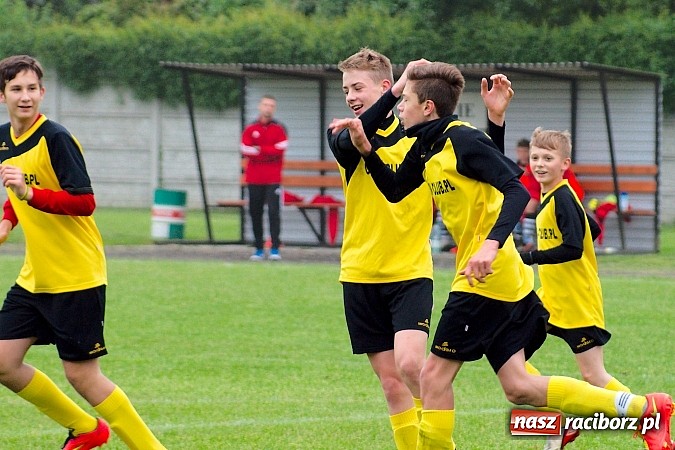Zdjęcie w galerii na portalu naszraciborz.pl: Trampkarze Tworkowa zdeklasowali lidera z Czerwionki wiadomości z regionu