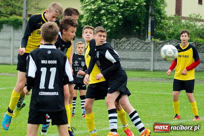 Zdjęcie w galerii na portalu naszraciborz.pl: Trampkarze Tworkowa zdeklasowali lidera z Czerwionki wiadomości z regionu