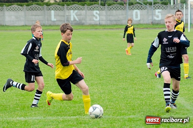 Zdjęcie w galerii na portalu naszraciborz.pl: Trampkarze Tworkowa zdeklasowali lidera z Czerwionki wiadomości z regionu