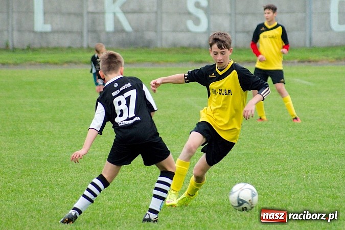Zdjęcie w galerii na portalu naszraciborz.pl: Trampkarze Tworkowa zdeklasowali lidera z Czerwionki wiadomości z regionu