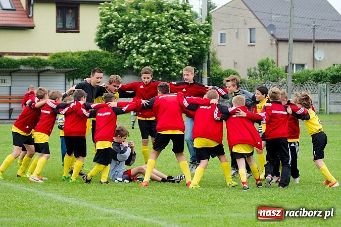 Zdjęcie w galerii na portalu naszraciborz.pl: Trampkarze Tworkowa zdeklasowali lidera z Czerwionki wiadomości z regionu