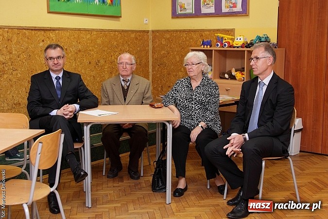 Zdjęcie w galerii na portalu naszraciborz.pl: W SP 13 podpisali dekret wsp&oacute;łpracy wiadomości z regionu