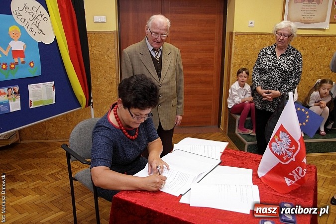 Zdjęcie w galerii na portalu naszraciborz.pl: W SP 13 podpisali dekret wsp&oacute;łpracy wiadomości z regionu