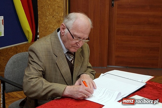 Zdjęcie w galerii na portalu naszraciborz.pl: W SP 13 podpisali dekret wsp&oacute;łpracy wiadomości z regionu