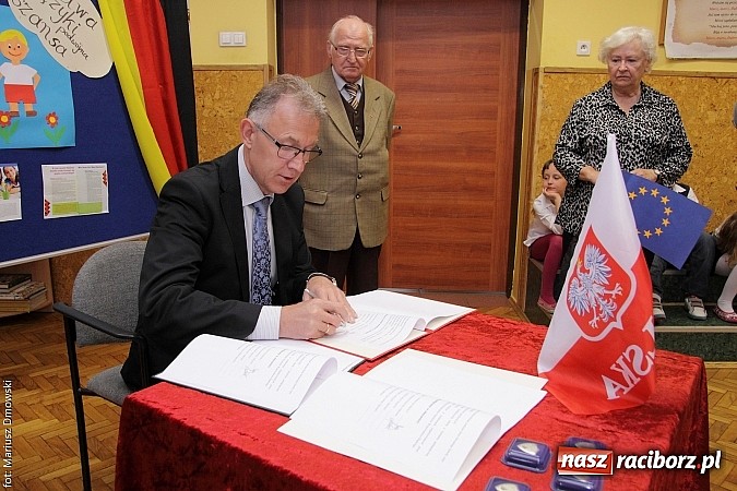 Zdjęcie w galerii na portalu naszraciborz.pl: W SP 13 podpisali dekret wsp&oacute;łpracy wiadomości z regionu