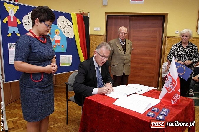 Zdjęcie w galerii na portalu naszraciborz.pl: W SP 13 podpisali dekret wsp&oacute;łpracy wiadomości z regionu