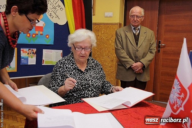 Zdjęcie w galerii na portalu naszraciborz.pl: W SP 13 podpisali dekret wsp&oacute;łpracy wiadomości z regionu