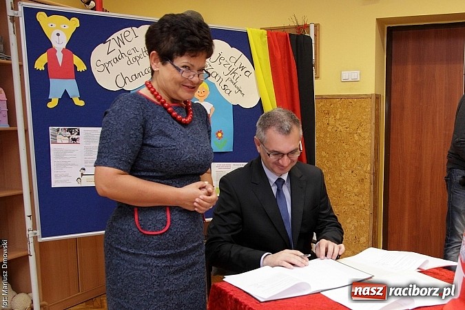 Zdjęcie w galerii na portalu naszraciborz.pl: W SP 13 podpisali dekret wsp&oacute;łpracy wiadomości z regionu