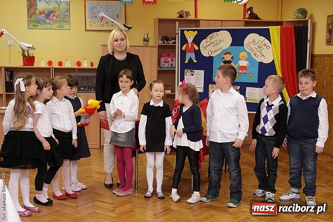 Zdjęcie w galerii na portalu naszraciborz.pl: W SP 13 podpisali dekret wsp&oacute;łpracy wiadomości z regionu