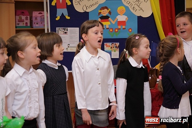 Zdjęcie w galerii na portalu naszraciborz.pl: W SP 13 podpisali dekret wsp&oacute;łpracy wiadomości z regionu