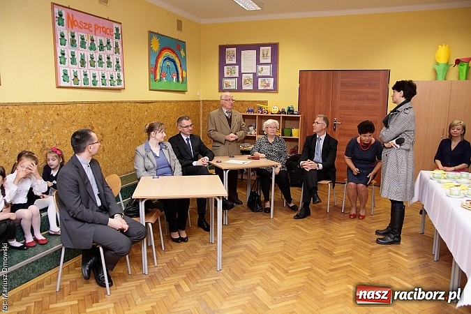 Zdjęcie w galerii na portalu naszraciborz.pl: W SP 13 podpisali dekret wsp&oacute;łpracy wiadomości z regionu