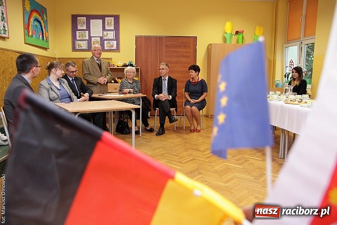Zdjęcie w galerii na portalu naszraciborz.pl: W SP 13 podpisali dekret wsp&oacute;łpracy wiadomości z regionu