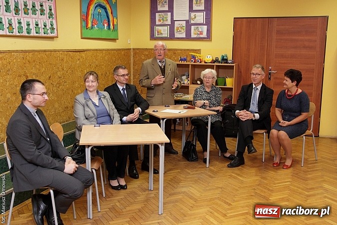 Zdjęcie w galerii na portalu naszraciborz.pl: W SP 13 podpisali dekret wsp&oacute;łpracy wiadomości z regionu