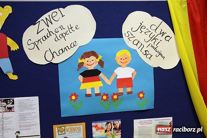 Zdjęcie w galerii na portalu naszraciborz.pl: W SP 13 podpisali dekret wsp&oacute;łpracy wiadomości z regionu