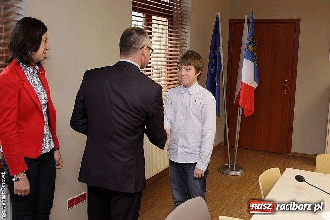 Zdjęcie w galerii na portalu naszraciborz.pl: Uczeń ZSP w Rzuchowie z tytułem Mistrza Ortografii 2015 szk&oacute;ł podstawowych wiadomości z regionu