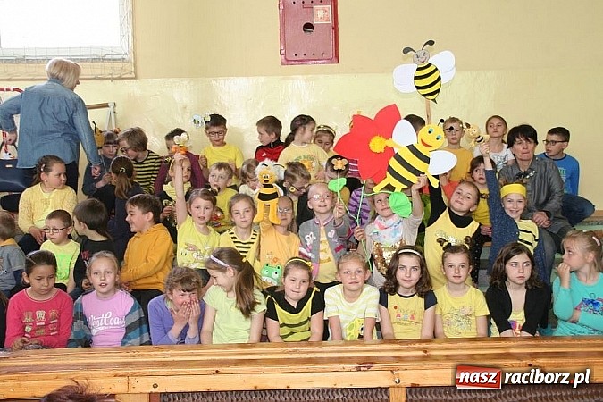 Zdjęcie w galerii na portalu naszraciborz.pl: ZSO Tworków wyróżniony w ogólnopolskim konkursie Akademie Przyjaciół Pszczół na piątkę!  wiadomości z regionu