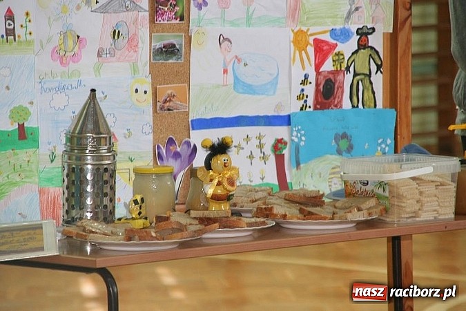 Zdjęcie w galerii na portalu naszraciborz.pl: ZSO Tworków wyróżniony w ogólnopolskim konkursie Akademie Przyjaciół Pszczół na piątkę!  wiadomości z regionu