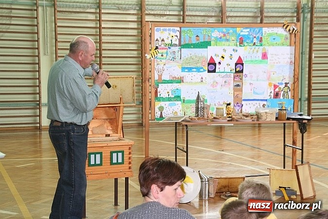 Zdjęcie w galerii na portalu naszraciborz.pl: ZSO Tworków wyróżniony w ogólnopolskim konkursie Akademie Przyjaciół Pszczół na piątkę!  wiadomości z regionu