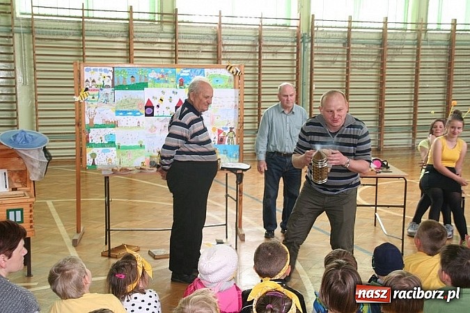 Zdjęcie w galerii na portalu naszraciborz.pl: ZSO Tworków wyróżniony w ogólnopolskim konkursie Akademie Przyjaciół Pszczół na piątkę!  wiadomości z regionu