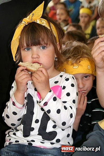 Zdjęcie w galerii na portalu naszraciborz.pl: ZSO Tworków wyróżniony w ogólnopolskim konkursie Akademie Przyjaciół Pszczół na piątkę!  wiadomości z regionu