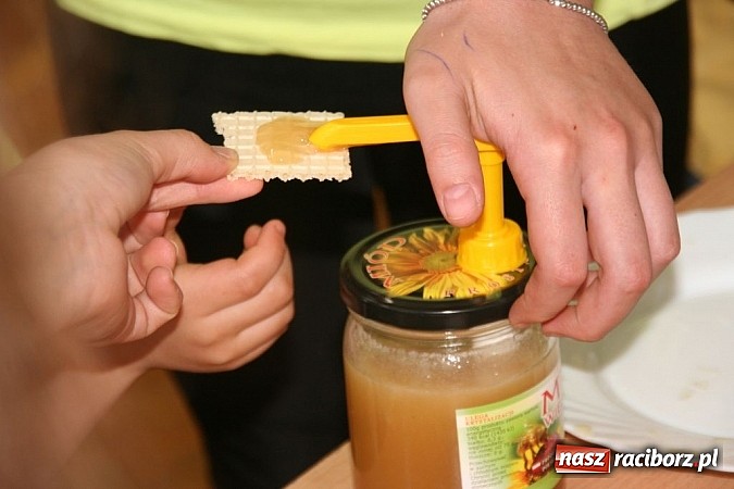 Zdjęcie w galerii na portalu naszraciborz.pl: ZSO Tworków wyróżniony w ogólnopolskim konkursie Akademie Przyjaciół Pszczół na piątkę!  wiadomości z regionu