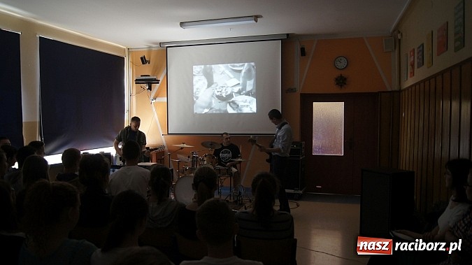 Zdjęcie w galerii na portalu naszraciborz.pl: Zesp&oacute;ł Dream zagrał dla pietrowickich gimnazjalist&oacute;w wiadomości z regionu