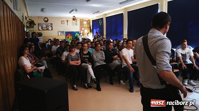 Zdjęcie w galerii na portalu naszraciborz.pl: Zesp&oacute;ł Dream zagrał dla pietrowickich gimnazjalist&oacute;w wiadomości z regionu