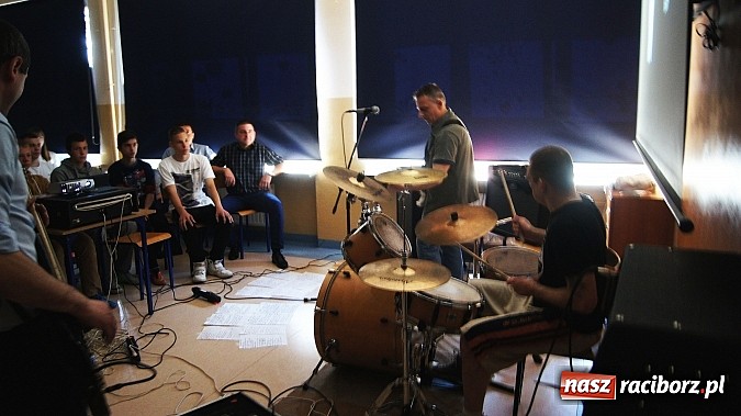 Zdjęcie w galerii na portalu naszraciborz.pl: Zesp&oacute;ł Dream zagrał dla pietrowickich gimnazjalist&oacute;w wiadomości z regionu