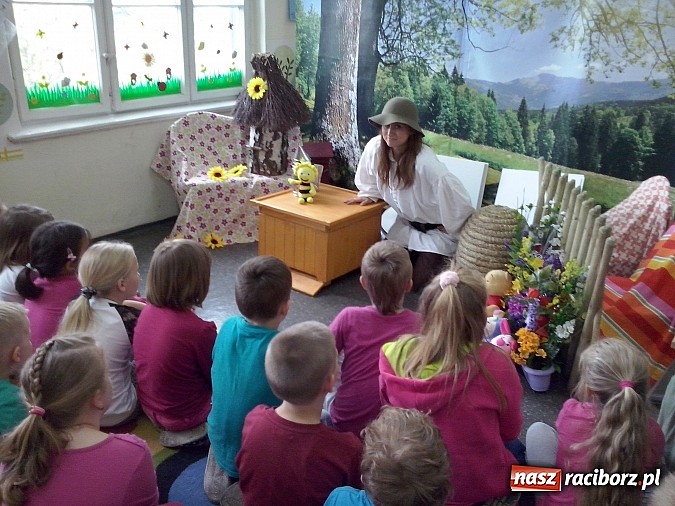 Zdjęcie w galerii na portalu naszraciborz.pl: Oko w oko z pszczołami w szkole na Ostrogu  wiadomości z regionu