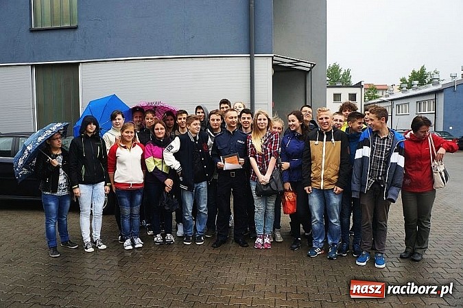 Zdjęcie w galerii na portalu naszraciborz.pl: Gimnazjum nr 1 z wizytą raciborskiej komendzie  wiadomości z regionu