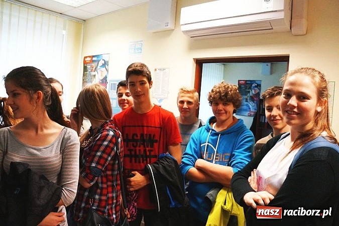 Zdjęcie w galerii na portalu naszraciborz.pl: Gimnazjum nr 1 z wizytą raciborskiej komendzie  wiadomości z regionu