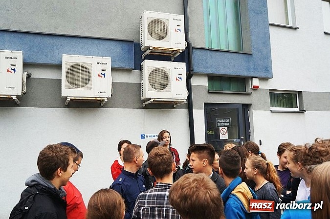 Zdjęcie w galerii na portalu naszraciborz.pl: Gimnazjum nr 1 z wizytą raciborskiej komendzie  wiadomości z regionu