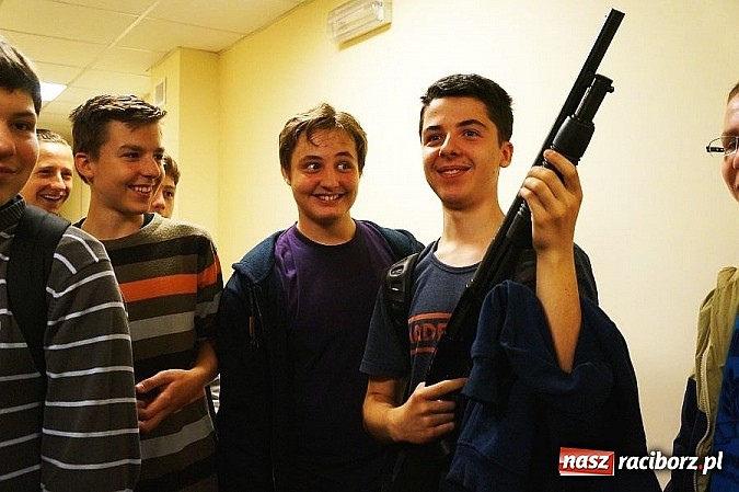 Zdjęcie w galerii na portalu naszraciborz.pl: Gimnazjum nr 1 z wizytą raciborskiej komendzie  wiadomości z regionu