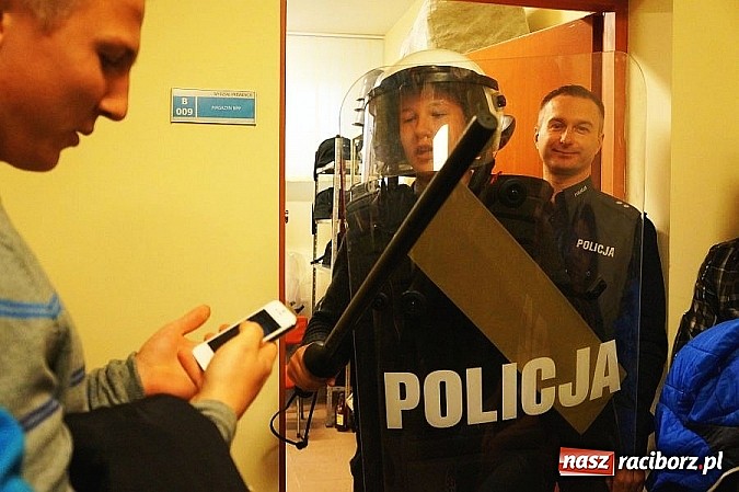 Zdjęcie w galerii na portalu naszraciborz.pl: Gimnazjum nr 1 z wizytą raciborskiej komendzie  wiadomości z regionu