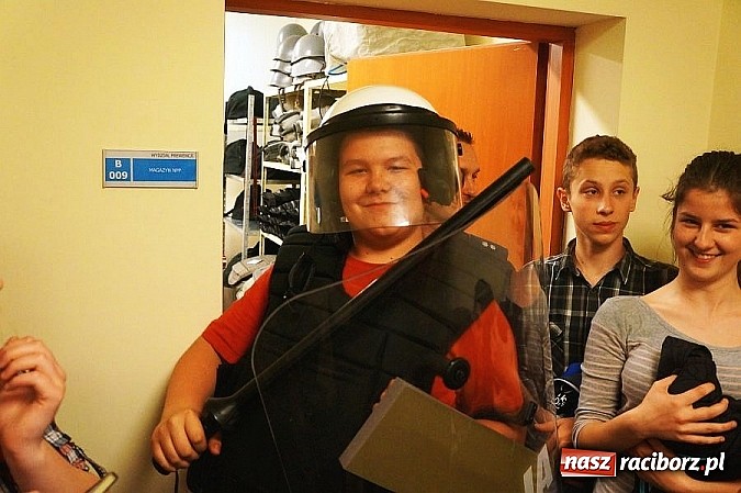 Zdjęcie w galerii na portalu naszraciborz.pl: Gimnazjum nr 1 z wizytą raciborskiej komendzie  wiadomości z regionu