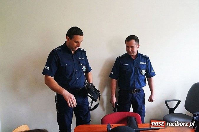 Zdjęcie w galerii na portalu naszraciborz.pl: Gimnazjum nr 1 z wizytą raciborskiej komendzie  wiadomości z regionu