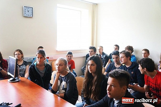 Zdjęcie w galerii na portalu naszraciborz.pl: Gimnazjum nr 1 z wizytą raciborskiej komendzie  wiadomości z regionu