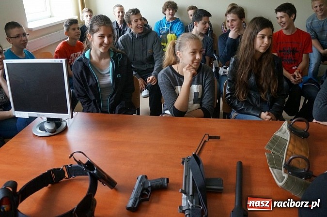 Zdjęcie w galerii na portalu naszraciborz.pl: Gimnazjum nr 1 z wizytą raciborskiej komendzie  wiadomości z regionu