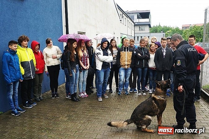Zdjęcie w galerii na portalu naszraciborz.pl: Gimnazjum nr 1 z wizytą raciborskiej komendzie  wiadomości z regionu