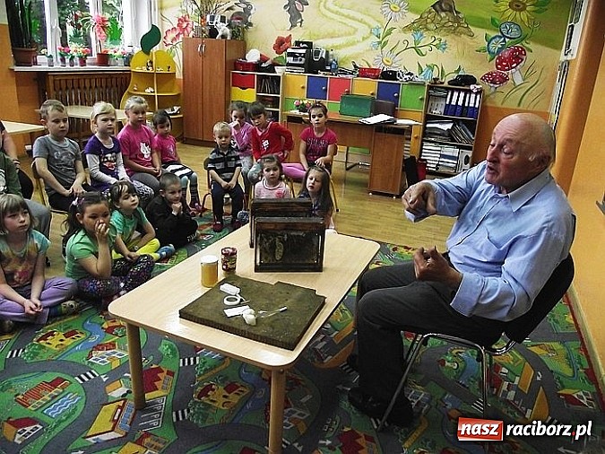 Zdjęcie w galerii na portalu naszraciborz.pl: Przedszkolaki z Brzezia spotkały się z pszczelarzem  wiadomości z regionu