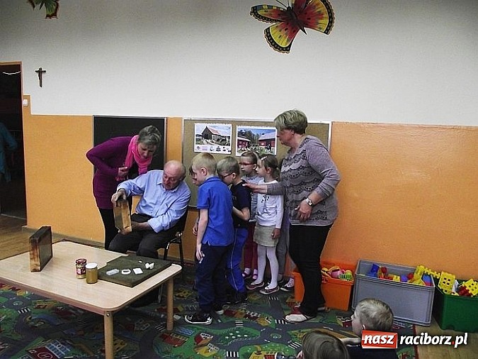 Zdjęcie w galerii na portalu naszraciborz.pl: Przedszkolaki z Brzezia spotkały się z pszczelarzem  wiadomości z regionu