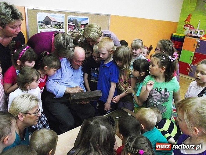 Zdjęcie w galerii na portalu naszraciborz.pl: Przedszkolaki z Brzezia spotkały się z pszczelarzem  wiadomości z regionu