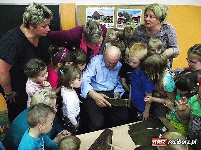 Zdjęcie w galerii na portalu naszraciborz.pl: Przedszkolaki z Brzezia spotkały się z pszczelarzem  wiadomości z regionu