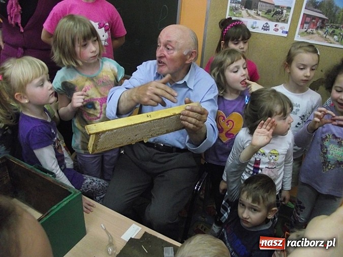 Zdjęcie w galerii na portalu naszraciborz.pl: Przedszkolaki z Brzezia spotkały się z pszczelarzem  wiadomości z regionu