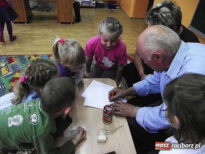 Zdjęcie w galerii na portalu naszraciborz.pl: Przedszkolaki z Brzezia spotkały się z pszczelarzem  wiadomości z regionu