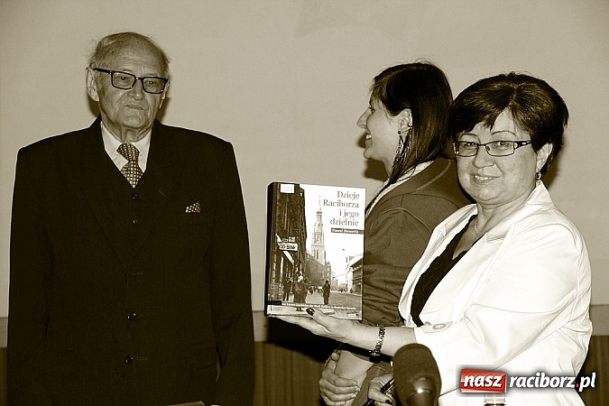 Zdjęcie w galerii na portalu naszraciborz.pl: Paweł Newerla na zakończenie obchodów Tygodnia Bibliotek wiadomości z regionu