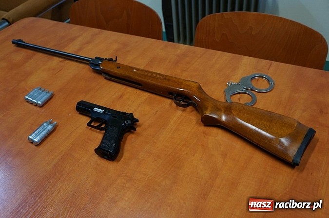 Zdjęcie w galerii na portalu naszraciborz.pl: Sprawca dewastacji przystanków w Krzyżanowicach zatrzymany. Strzelał do wiat z wiatrówek wiadomości z regionu